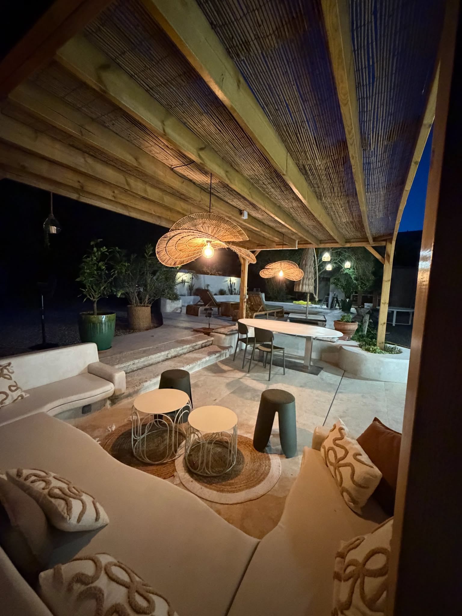 Terrasse cosy avec luminaires rotin — L'Atelier Boutique La Fabrique by Coco, Montauban