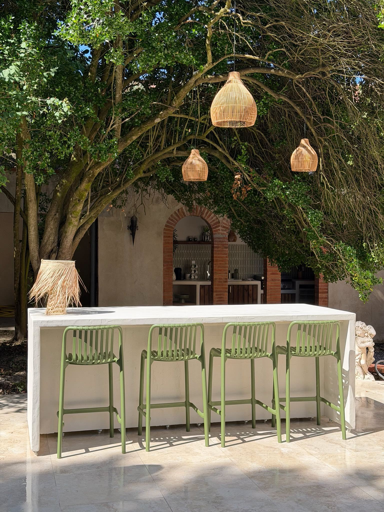 Cuisine d'été extérieure en béton cellulaire sous l'arbre — La Fabrique by Coco, Montauban