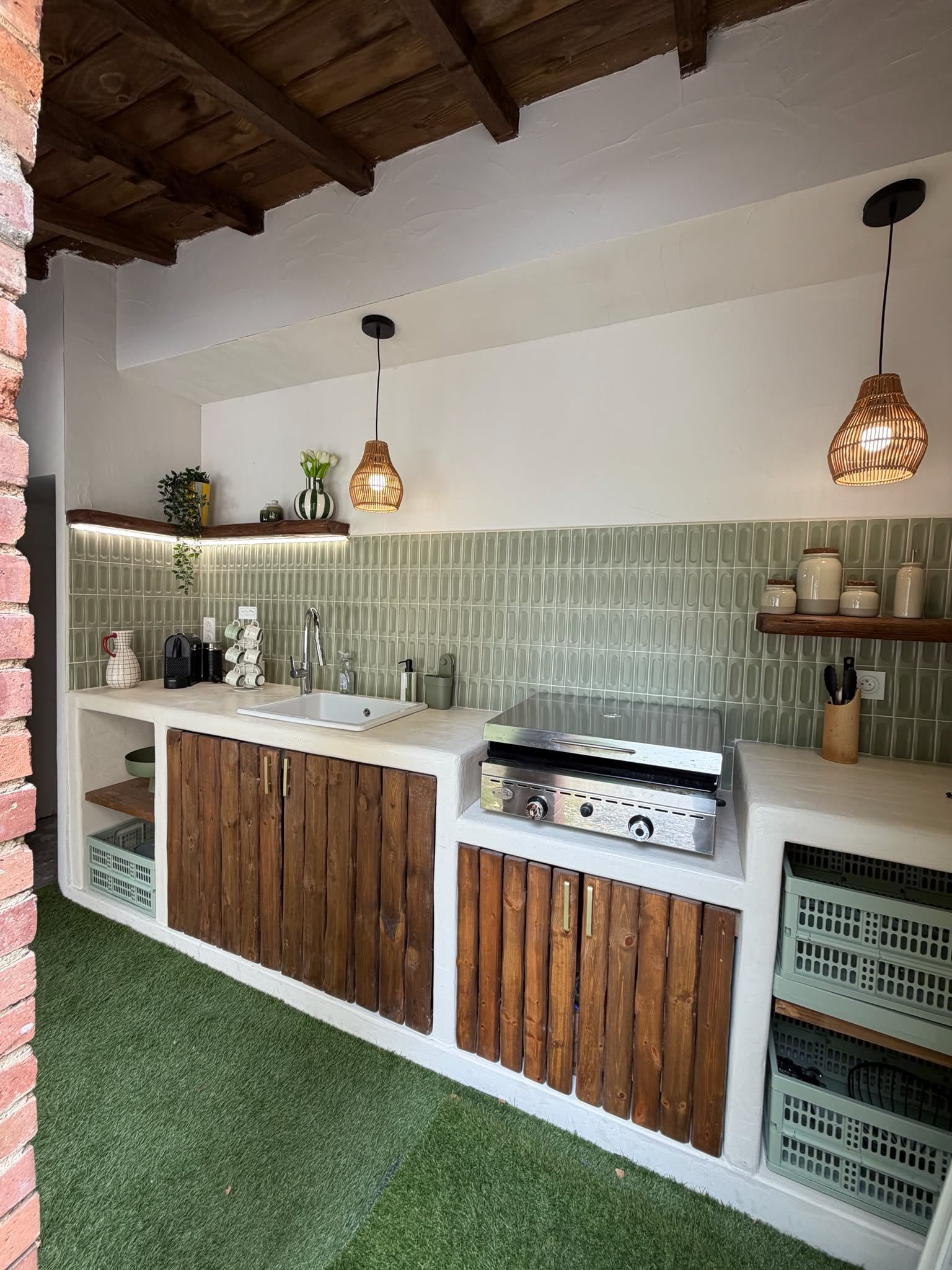 Cuisine d'été intérieure en béton cellulaire et bois — La Fabrique by Coco, Montauban