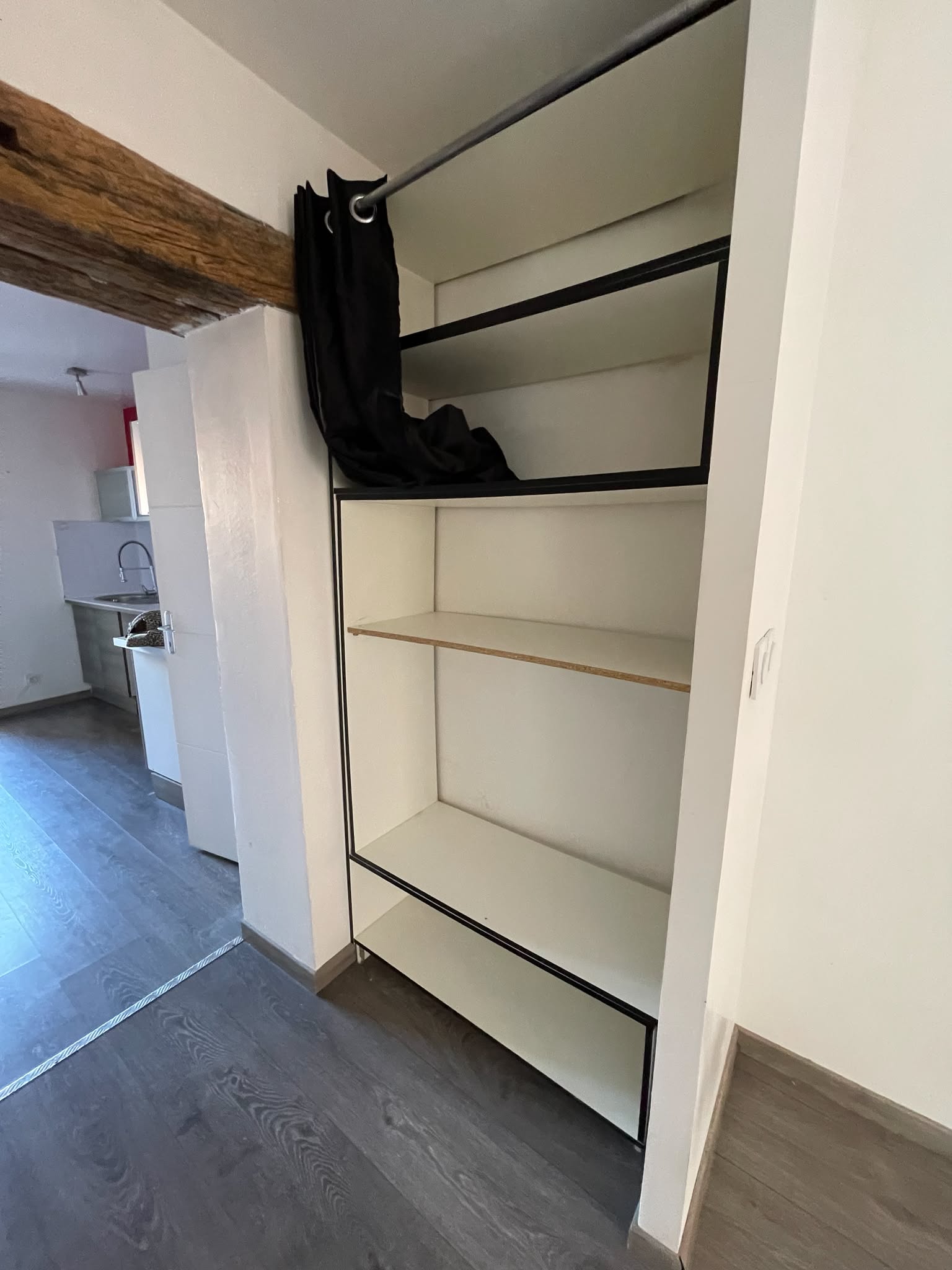 Vieux meuble avant aménagement en coin bibliothèque — coaching travaux, Montauban