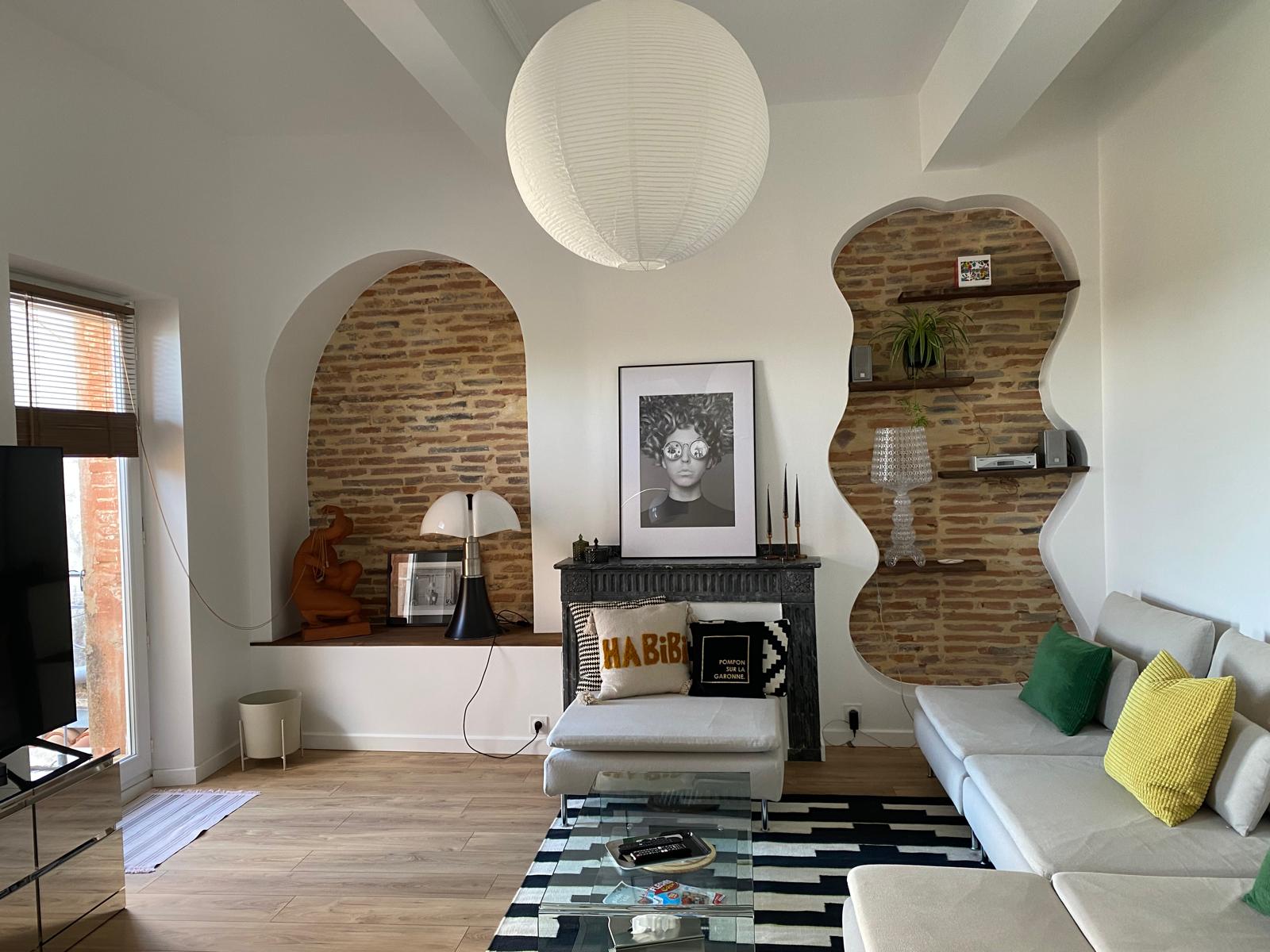 Salon avec niche courbe et coin lecture — La Fabrique by Coco