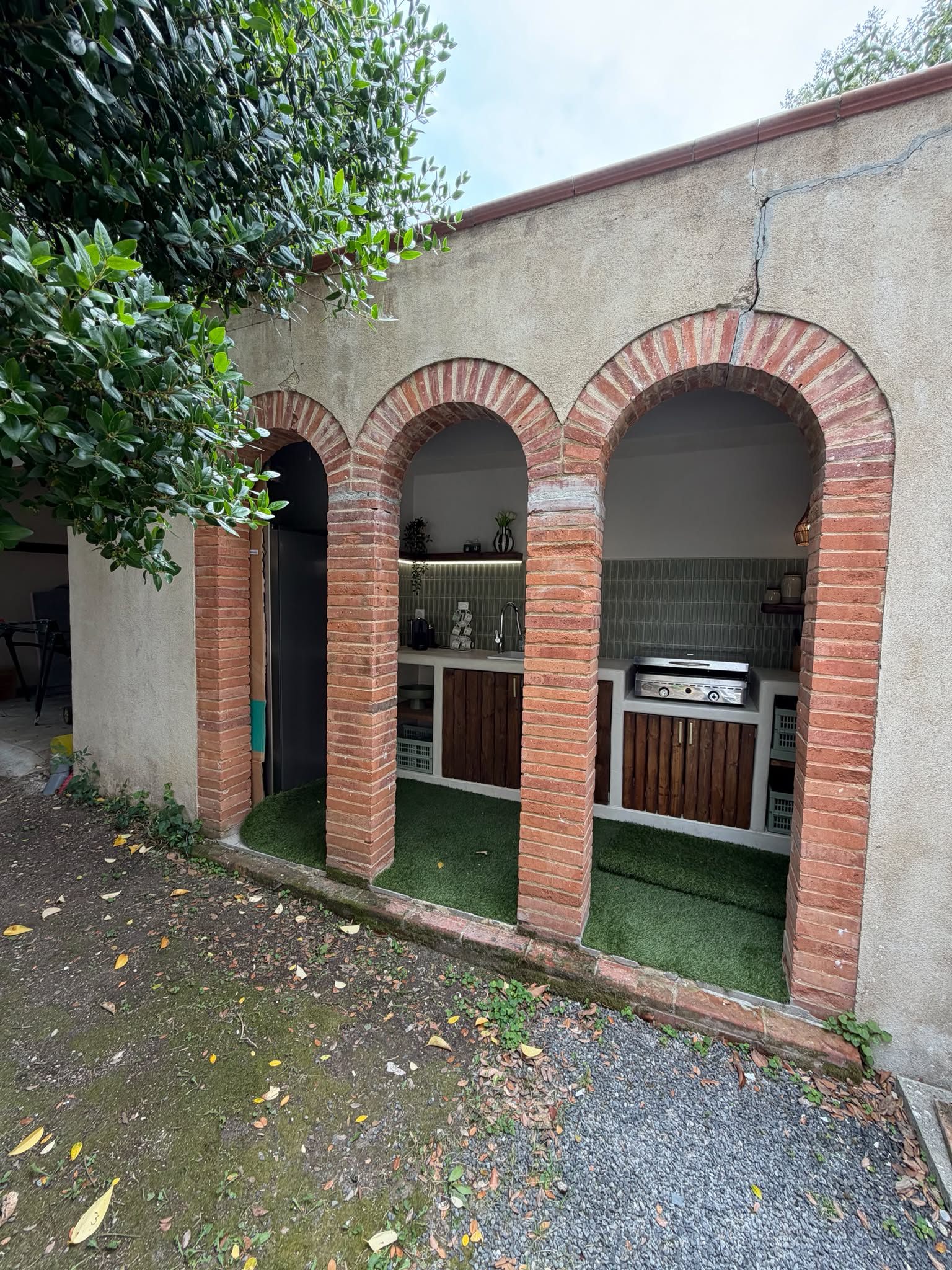 Cuisine d'été en béton cellulaire dans un ancien abri de jardin après création — Montauban