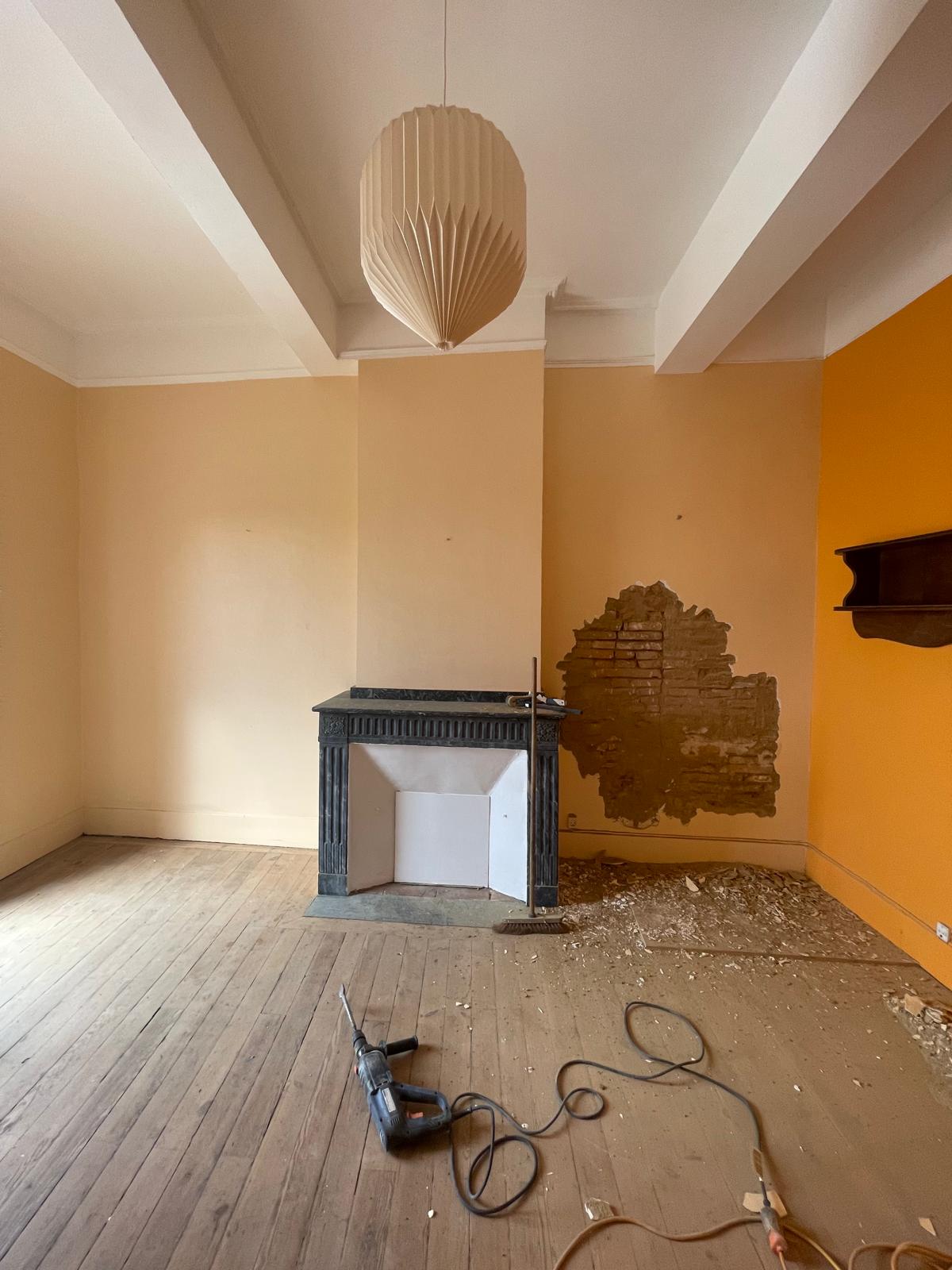 Salon avant rénovation — murs orange et cheminée d'origine, Montauban